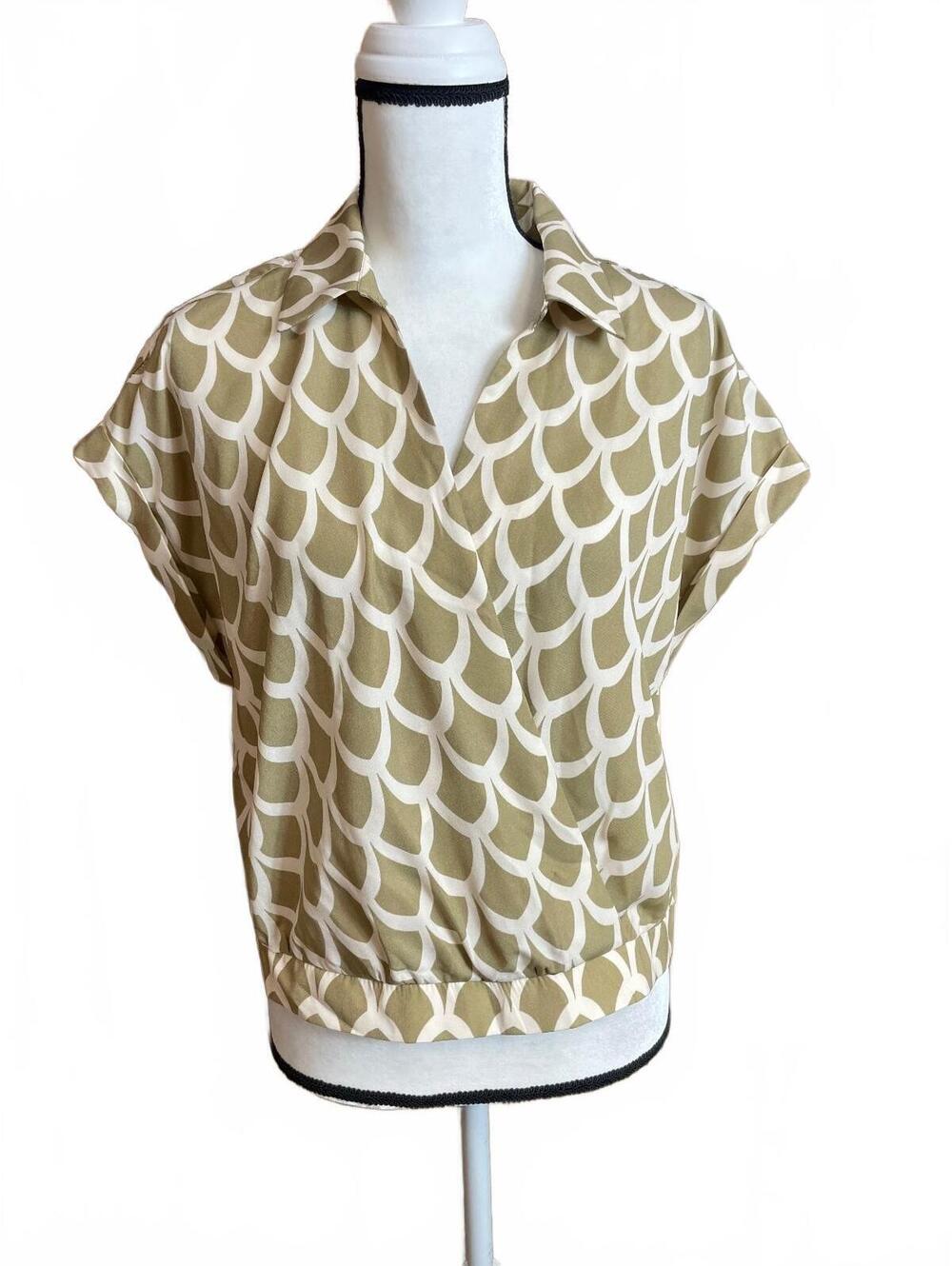Pleione blouse with white and sage green scallop Medium